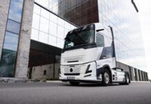 Volvo Trucks lanza un camión edición especial para celebrar su 100 aniversario.